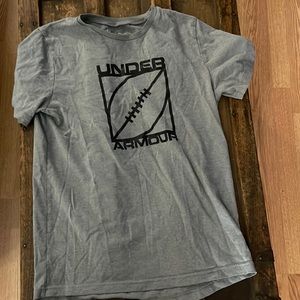 Boys under Armour tee shirt size youth XL